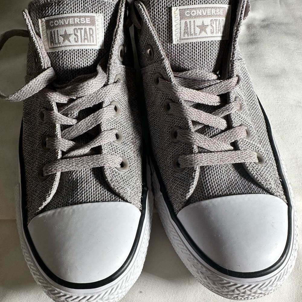 Converse low top heathered gray shoes. Size 9 in women’s. Very clean